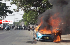 mobil taksi terbakar