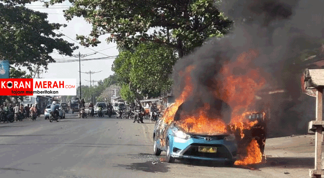 mobil taksi terbakar